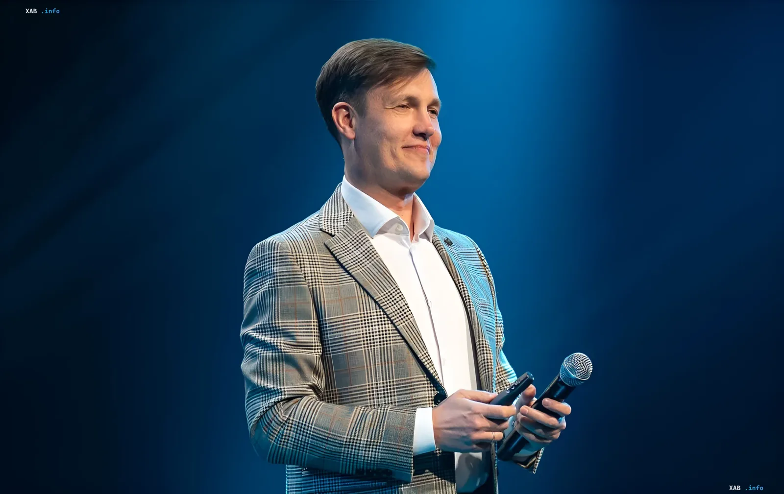 Письменник Макс Кидрук на сцені з мікрофоном під час виступу про заробіток літератора та літературний успіх