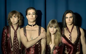 Maneskin in bordeauxfarbenen Outfits: Alle vier Musiker bereit für die Wiedervereinigung bei Sanremo 2027 im Teatro Ariston