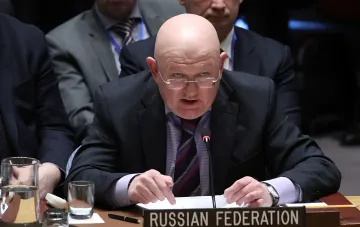 Wladimir Nebesia, ständiger Vertreter Russlands bei der UN, spricht bei einer Sitzung mit dem Schild Russian Federation und erklärt, der Krieg werde bis zur Anerkennung der Realitäten vor Ort durch Kiew fortgesetzt