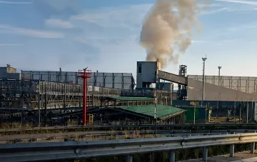 Дым от пожара на промышленном терминале порта Усть-Луга после атаки беспилотников, Балтика
