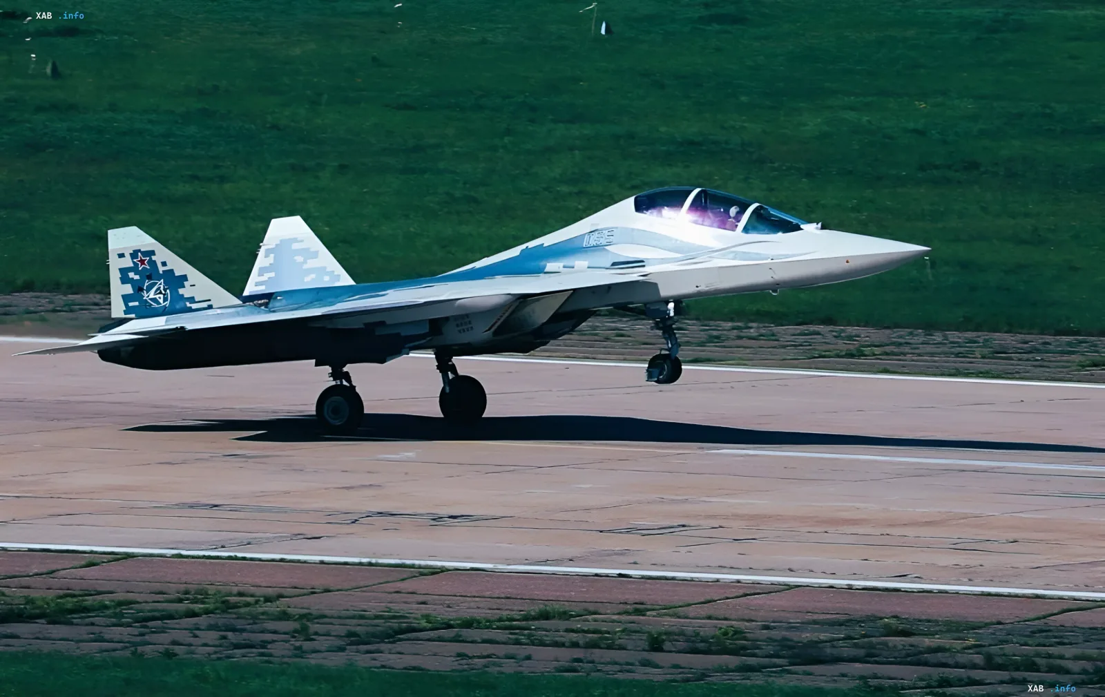 Двомісний винищувач Су-57Д із тандемною кабіною оператора дронів на злітно-посадковій смузі, демонстрація Ростеху