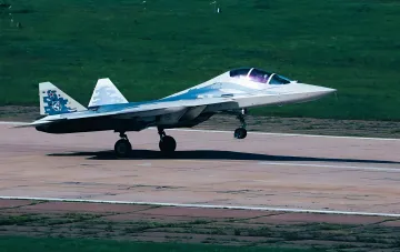 Двомісний винищувач Су-57Д із тандемною кабіною оператора дронів на злітно-посадковій смузі, демонстрація Ростеху