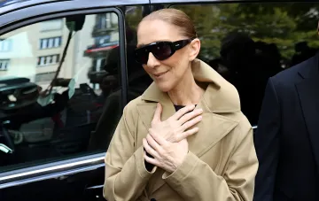 Селін Діон у бежевій фактурній куртці від Tom Ford та сонцезахисних окулярах — осінній лук