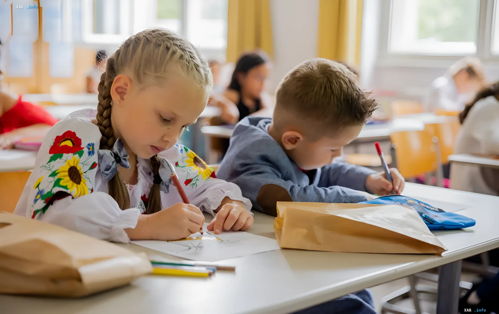 Schüler am Schreibtisch in einer ukrainischen Schule während des Unterrichts, Vorbereitung der Bildungseinrichtungen auf den Winter 2026/2027 und Steigerung der Energieresilienz