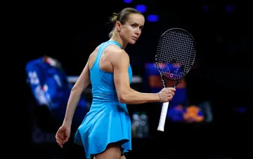 Элина Свитолина в синем спортивном костюме с ракеткой на корте US Open-2026 после победы в первом круге