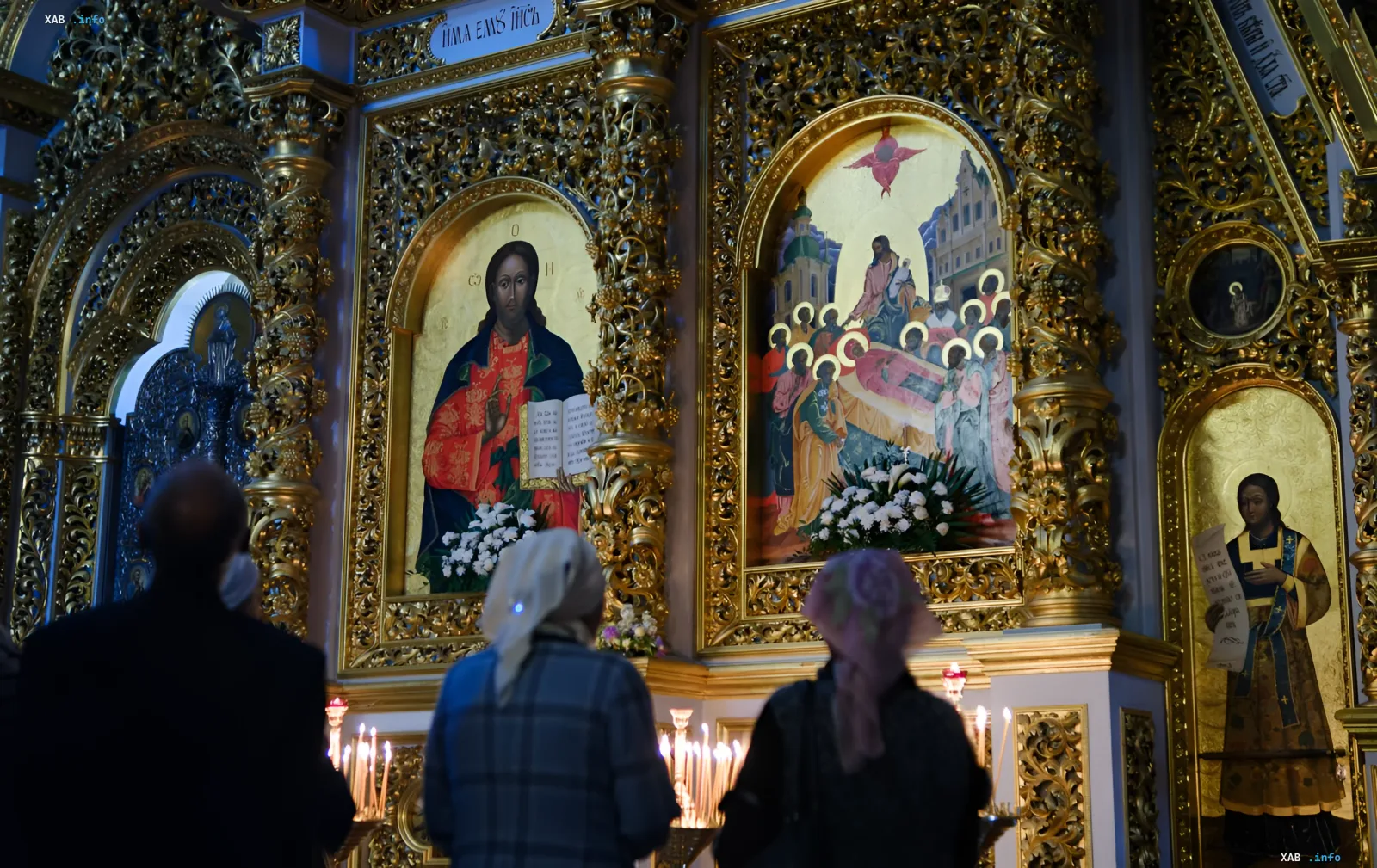 Молитва вірних перед позолоченими іконами в православному храмі — ілюстрація до церковного календаря ПЦУ на вересень 2026 року