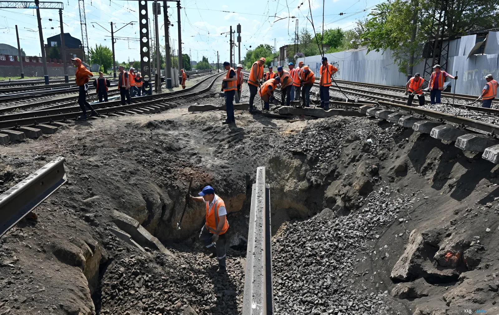 Аварийно-восстановительные работы на железнодорожных путях после баллистического удара по депо Укрзалізниці в Киеве