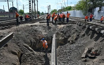 Аварийно-восстановительные работы на железнодорожных путях после баллистического удара по депо Укрзалізниці в Киеве