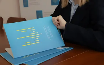 Mitarbeiterin der NAKP mit offiziellen Dokumenten der Nationalen Agentur für Korruptionsprävention der Ukraine