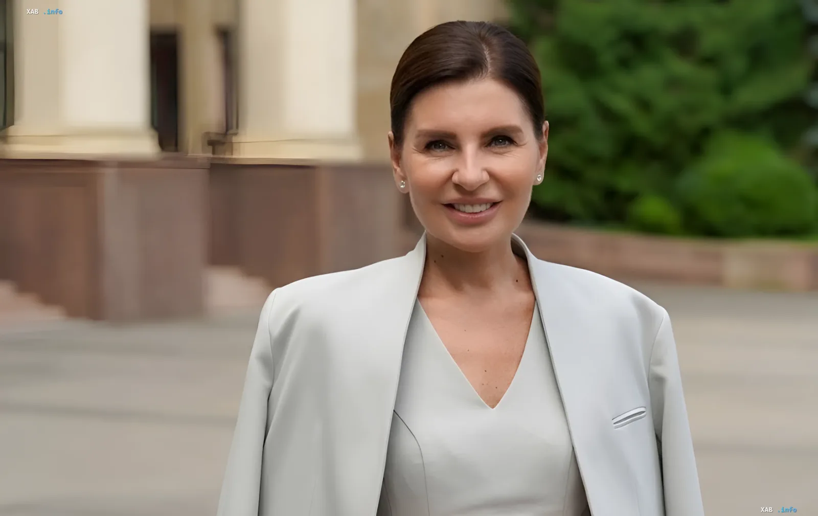 Kahanowska in einem hellen Business-Anzug vor dem Gebäude der Karasin-Universität vor der Rektorenwahl