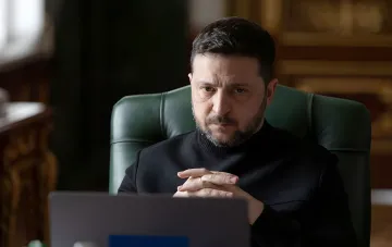 Владимир Зеленский за работой в кабинете перед ноутбуком: подготовка законов против мошеннических колл-центров для Верховной Рады