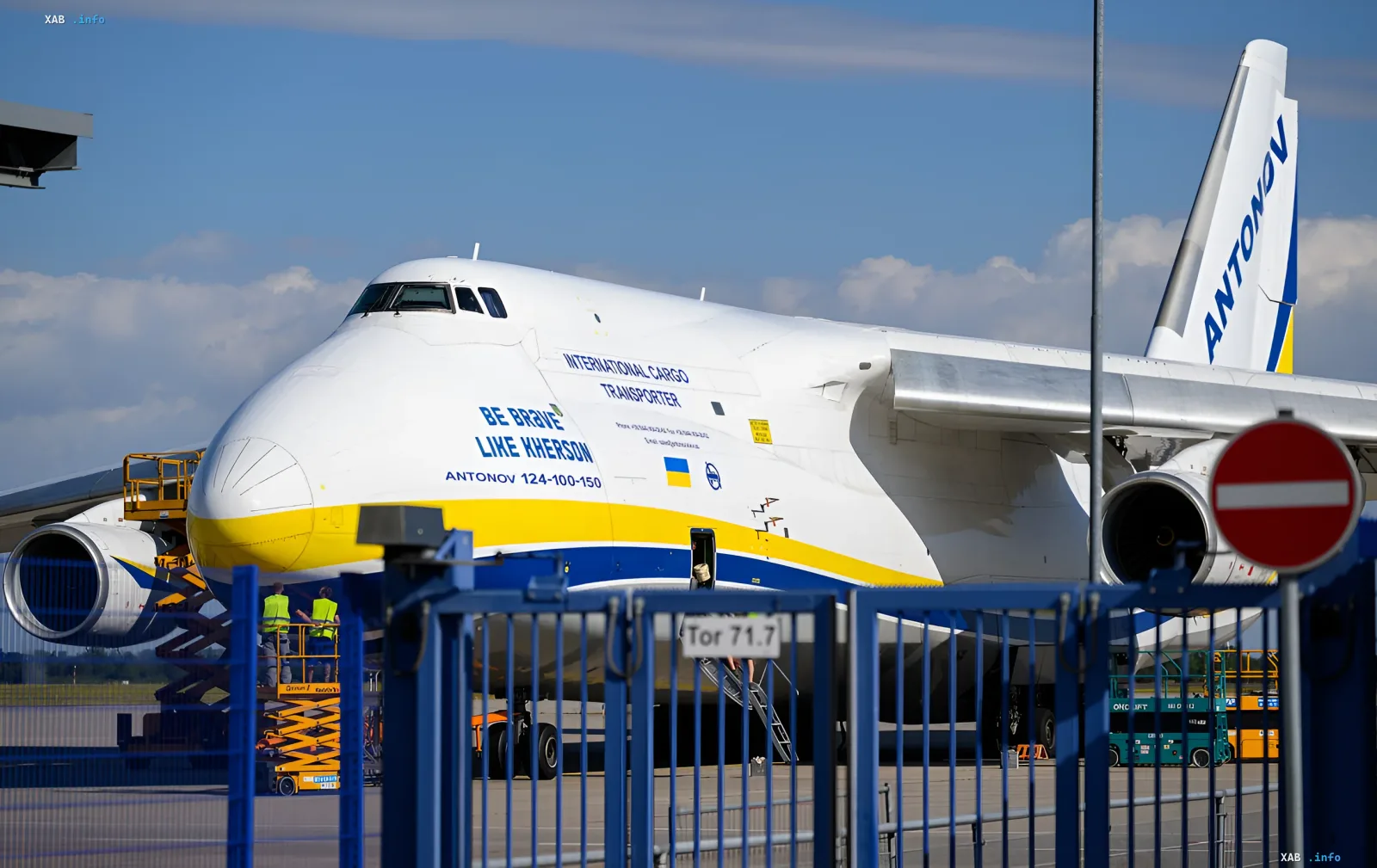 Грузовой самолёт Ан-124 Antonov с украинским флагом на борту на аэродроме в Лейпциге, ставший объектом атаки дроном