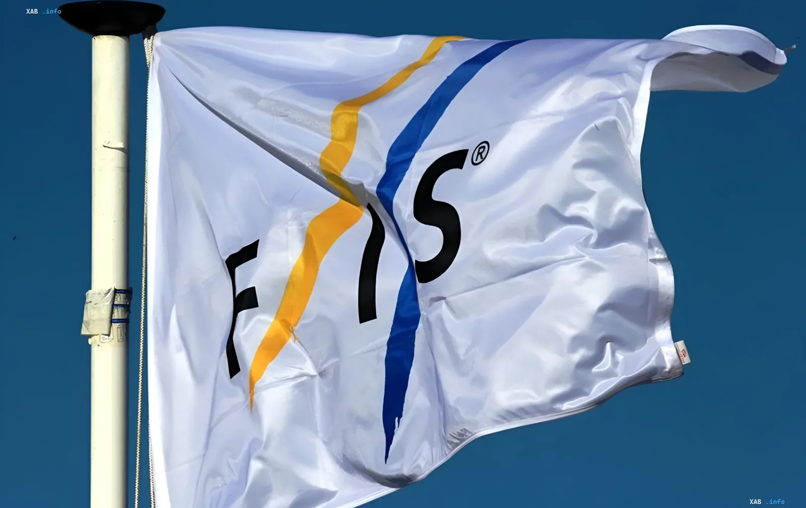 FIS-Flagge vor blauem Himmel — der Internationale Skiverband hebt die Sonderkontrollen für Russen und Weißrussen in der Saison 2026/27 auf
