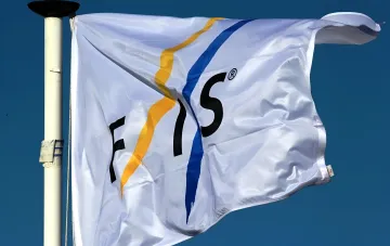 FIS-Flagge vor blauem Himmel — der Internationale Skiverband hebt die Sonderkontrollen für Russen und Weißrussen in der Saison 2026/27 auf