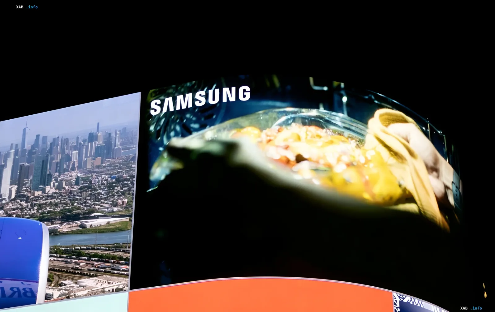 Samsung-Logo auf einer großen Präsentationsfläche: Das Unternehmen ignoriert seit sieben Generationen den Fortschritt bei der Ladezeit des Galaxy S27