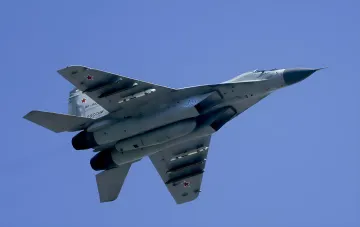 Российский истребитель Су-27 в полёте на фоне голубого неба — иллюстрация к новости об уничтожении авиации на аэродромах в Ростовской и Краснодарской областях