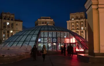 Зимний Киев ночью: стеклянный купол Globus и прохожие у входа — город готовится к холодам без массовой эвакуации