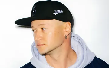 Pawlo Chlywnjuk in schwarzer Baseballkappe und grauer Kapuzenjacke im Porträt