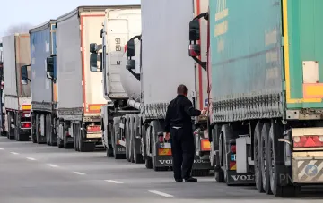 Lkw-Warteschlange auf der Straße vor neuen Transit-Regelungen in Kiew ab dem 3. September
