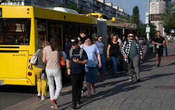 Passagiere steigen aus einer gelben MАЗ-Tram in Kiew aus – der temporäre Bus Nr. 1M ersetzt die stillgelegte Oberflächeneisenbahn ab 3. September