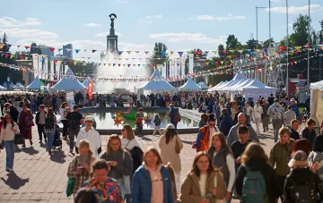 Festivalgelände am WDNH in Kiew: Besucherströme, weiße Zelte und ein Springbrunnen – Veranstaltungsort des auf den Frühling verschobenen Festivals „Knyshowa Krayina“