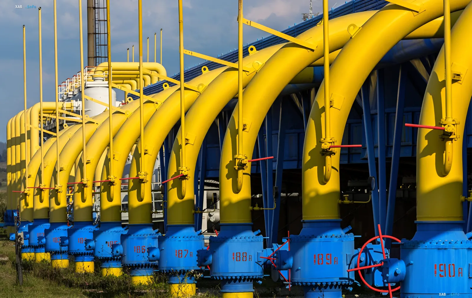 Жёлтые газопроводы и синие узлы газораспределительной станции ГТС Украины — инфраструктура, через которую «Нафтогаз» может экспортировать газ и получать валюту