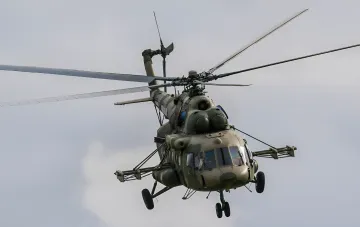 Militärer Mi-8-Hubschrauber im Flug: Das Flugzeug landete notlandend auf einer Straße in Sachalin mit Wahlkommissionsmitgliedern und Journalisten an Bord