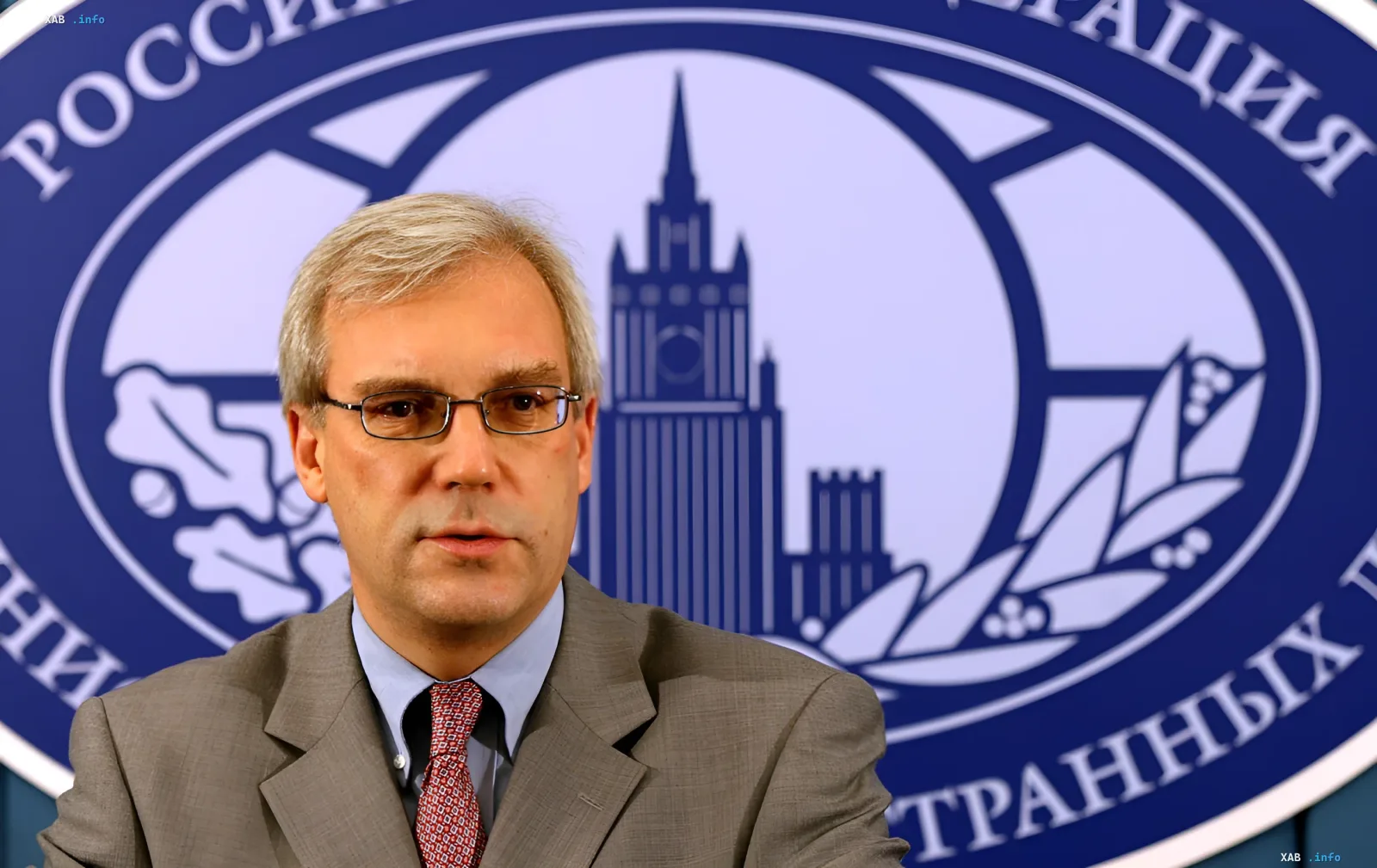 Официальный представитель МИД РФ на фоне эмблемы министерства во время заявления о Черноморской зерновой инициативе
