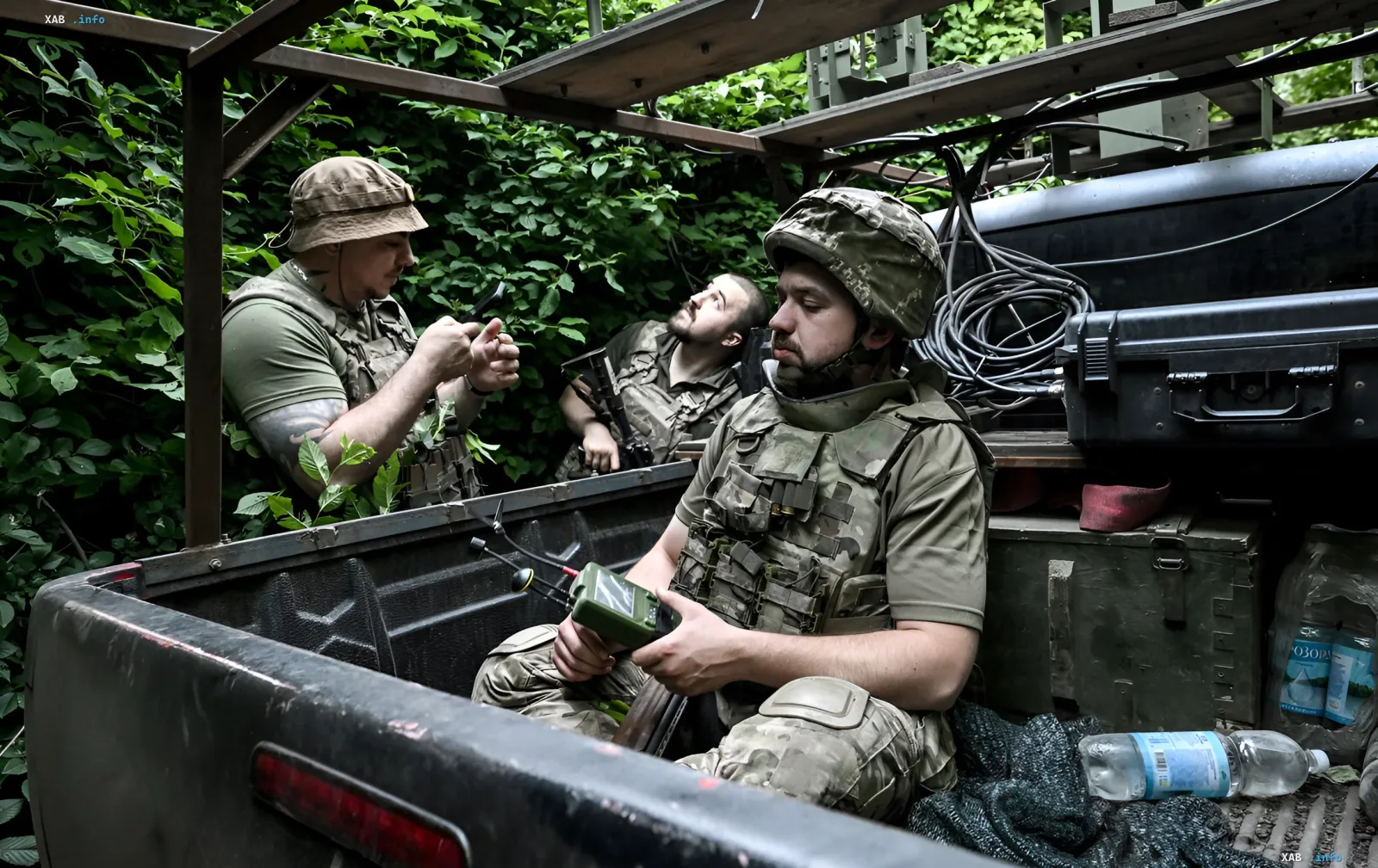 Военнослужащие Сил обороны Украины в кузове пикапа с тактическим снаряжением и навигатором в полевых условиях