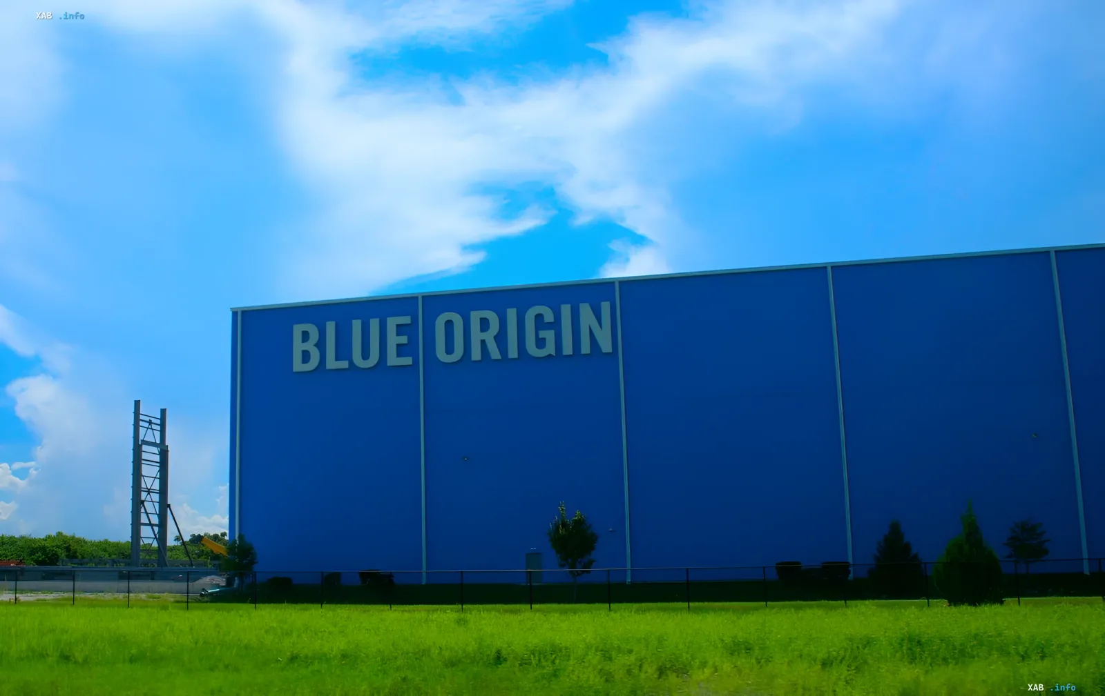 Корпоративное здание Blue Origin с логотипом на фасаде — компания получила от NASA контракт на $700 млн на создание телекоммуникационной сети для Марса