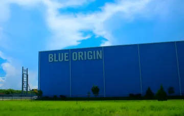Корпоративное здание Blue Origin с логотипом на фасаде — компания получила от NASA контракт на $700 млн на создание телекоммуникационной сети для Марса