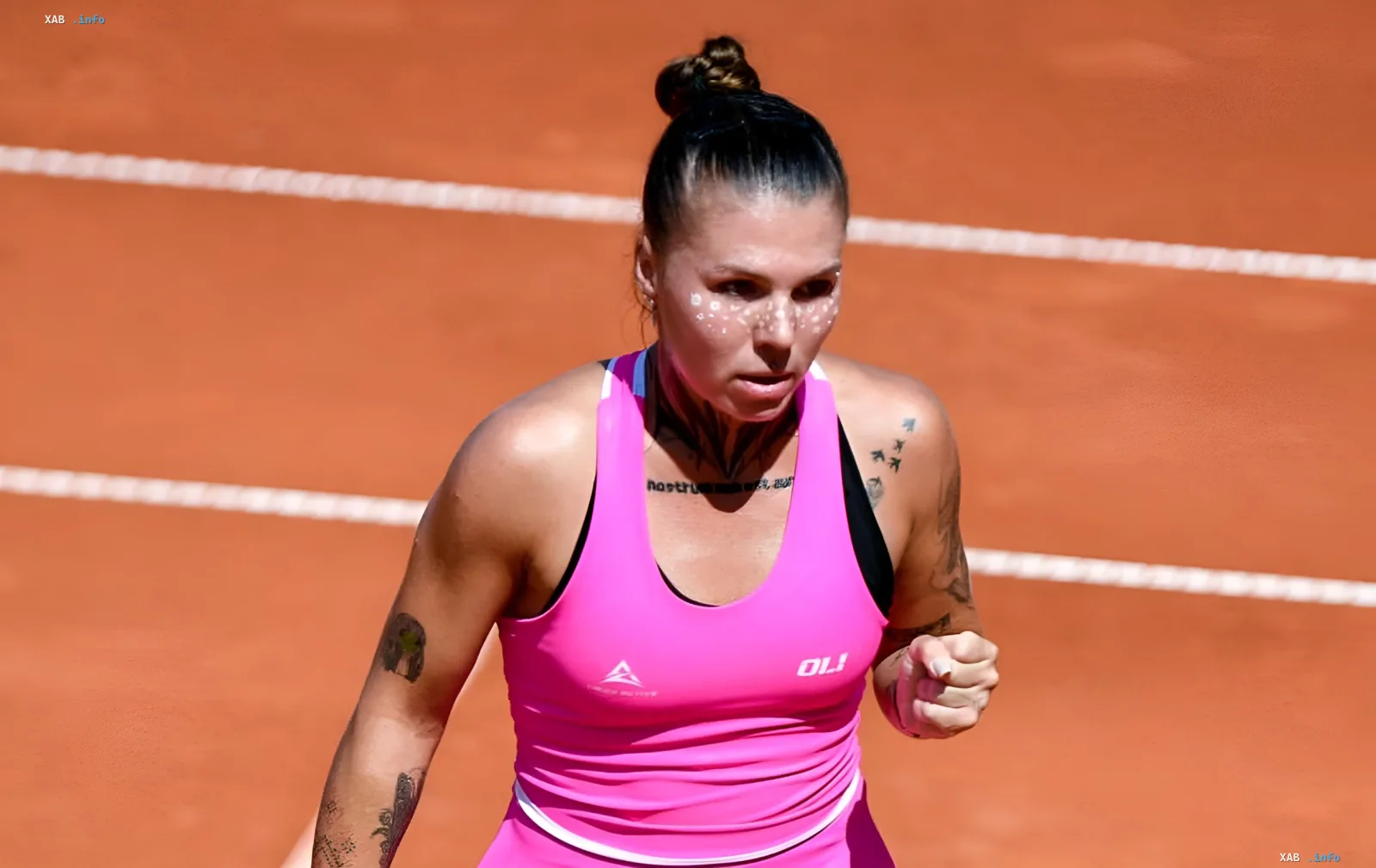 Анастасия Олейникова в розовой форме празднует выход во второй раунд US Open на корте в Нью-Йорке