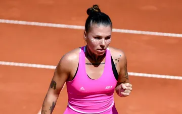 Анастасия Олейникова в розовой форме празднует выход во второй раунд US Open на корте в Нью-Йорке