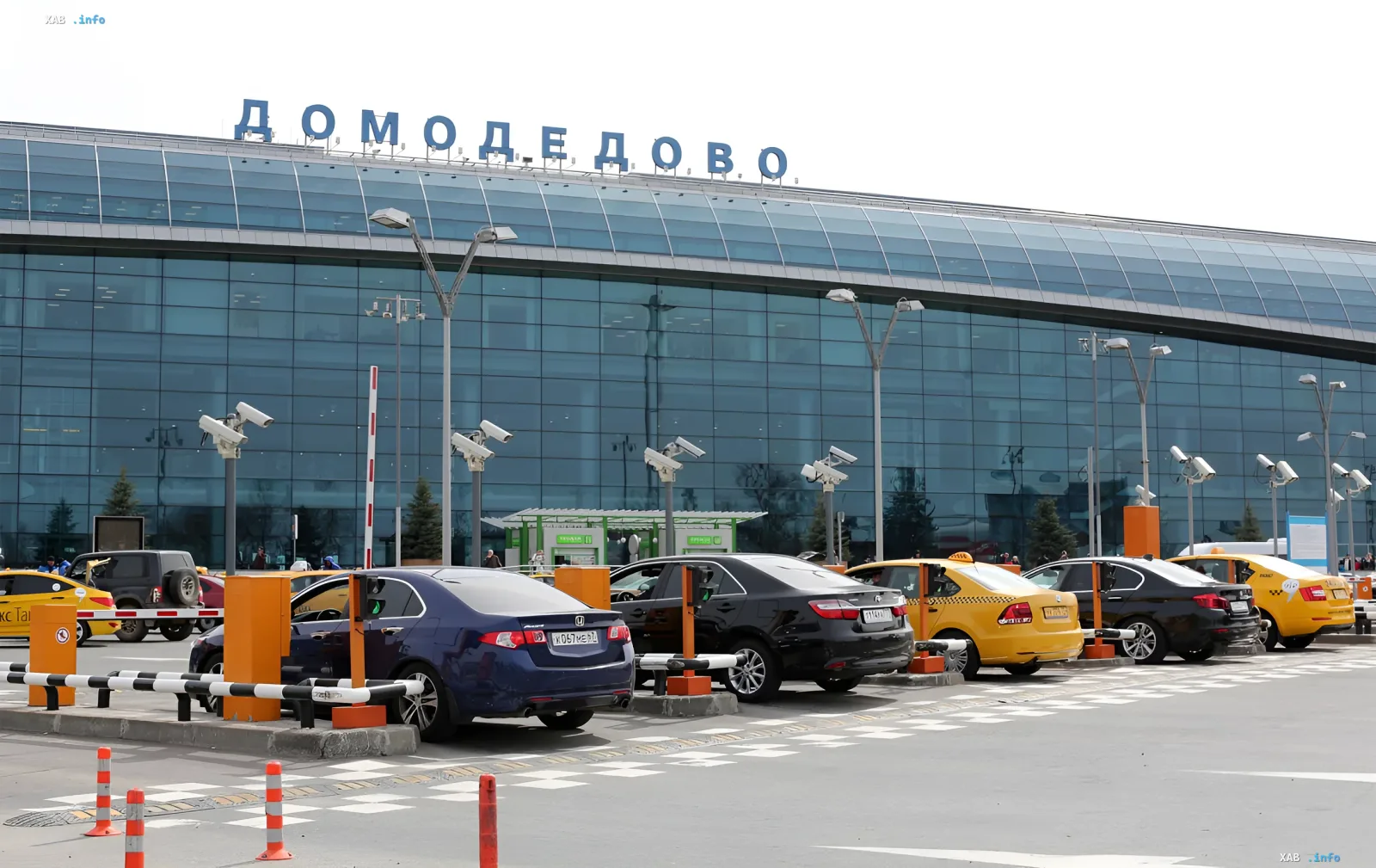 Терминал аэропорта Домодедово на фоне волны отмен рейсов в московских аэропортах после заявления Зеленского о закрытии воздушного пространства