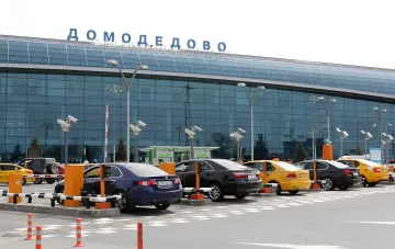 Терминал аэропорта Домодедово на фоне волны отмен рейсов в московских аэропортах после заявления Зеленского о закрытии воздушного пространства