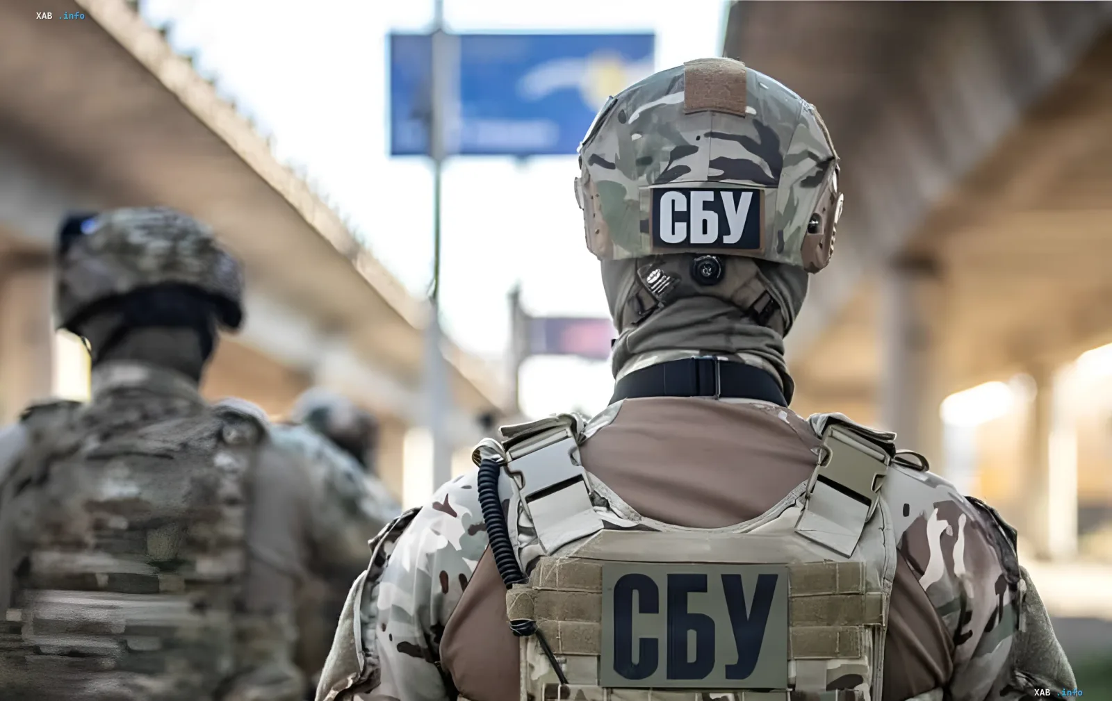 Сотрудники СБУ в камуфляже и тактических жилетах с надписью СБУ на фоне улицы Березняков во время перестрелки при обыске