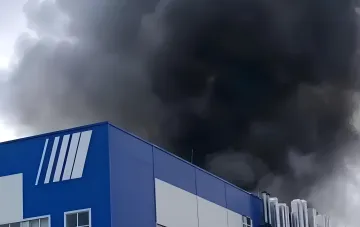 Густой чёрный дым над заводом «Протон-ПМ» в Перми во время ночного пожара на производстве жидкостных ракетных двигателей