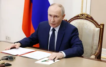 Владимир Путин за рабочим столом на фоне российского флага — заявление о переговорах с Украиной