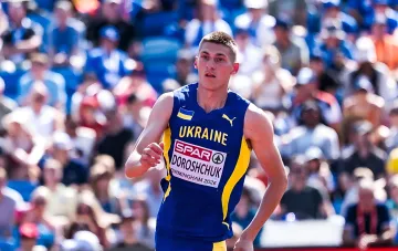 Украинский легкоатлет Дорошчук в сине-жёлтой форме сборной Украины на старте забега на международном турнире