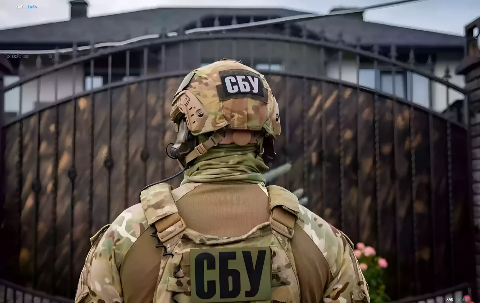 Боец СБУ в тактическом камуфляже, вид со спины, с надписью «СБУ» на шлеме и экипировке — участник операции по предотвращению теракта ФСБ против российского оппозиционера Степана Каплунова в Украине