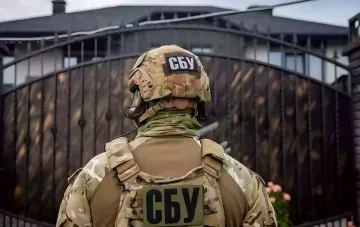 Боец СБУ в тактическом камуфляже, вид со спины, с надписью «СБУ» на шлеме и экипировке — участник операции по предотвращению теракта ФСБ против российского оппозиционера Степана Каплунова в Украине