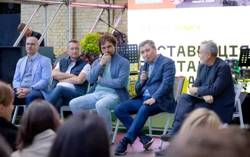 Панельная дискуссия спикеров на урбанистическом фестивале SEPTEMBER FEST в Киеве: участники обсуждают развитие города перед аудиторией
