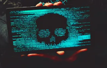 Хакер удерживает планшет с потоком кода, иллюстрирующий технику GuardBreaker для обхода ИИ-сканеров