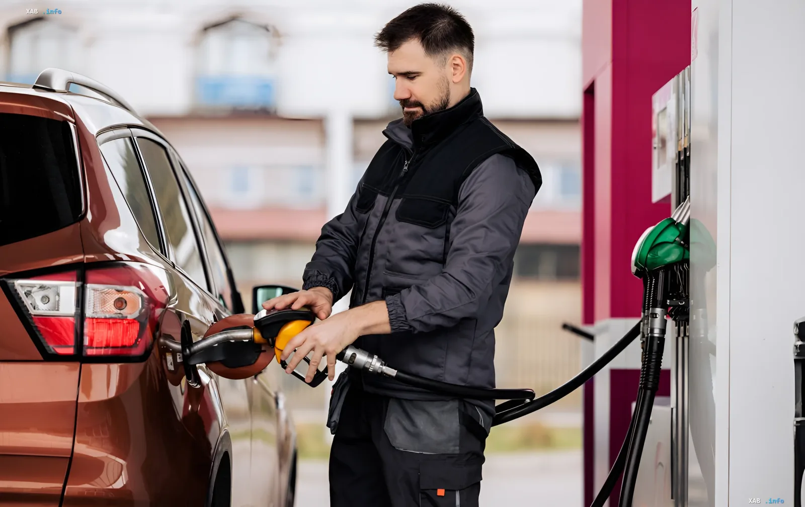 Водитель заправляет автомобиль на АЗС на фоне новостей о подорожании топлива в Украине на 1 гривну