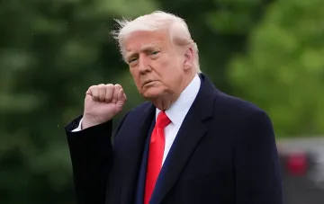 Дональд Трамп со сжатым кулаком на фоне зелени — президент США в Truth Social призвал иранский народ к восстанию