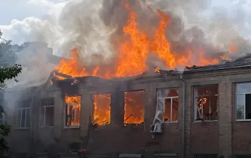 Feuer im Gebäude der Nationalen Universität für Lebensmitteltechnologie in Kiew nach einem russischen Drohnenangriff: Feuerbälle schießen aus den Fenstern und dem Dach