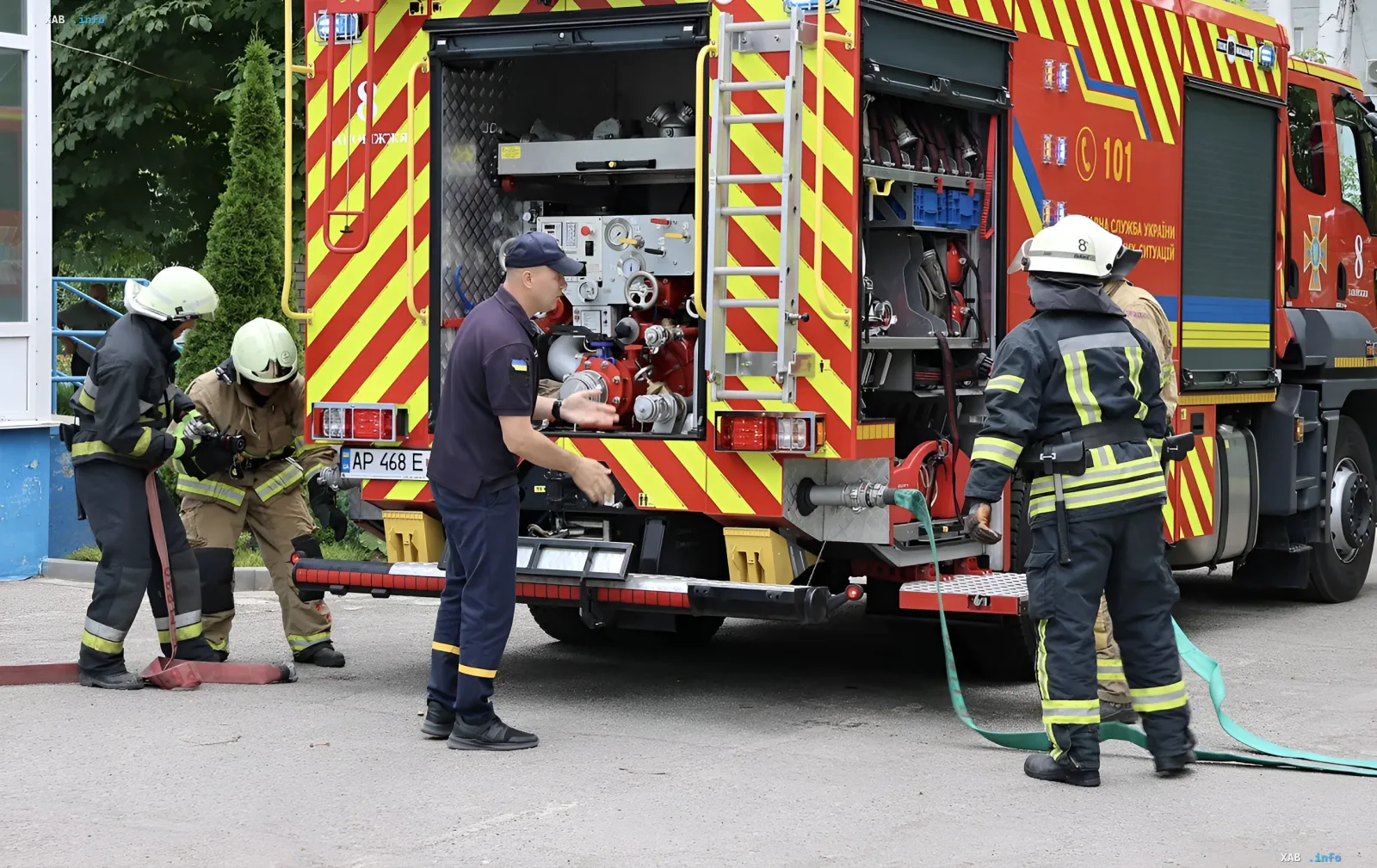Feuerwehrleute arbeiten an einem Feuerwehrauto nach einem Drohnenschlag im Holosiwka-Bezirk von Kiew