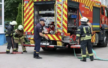 Feuerwehrleute arbeiten an einem Feuerwehrauto nach einem Drohnenschlag im Holosiwka-Bezirk von Kiew