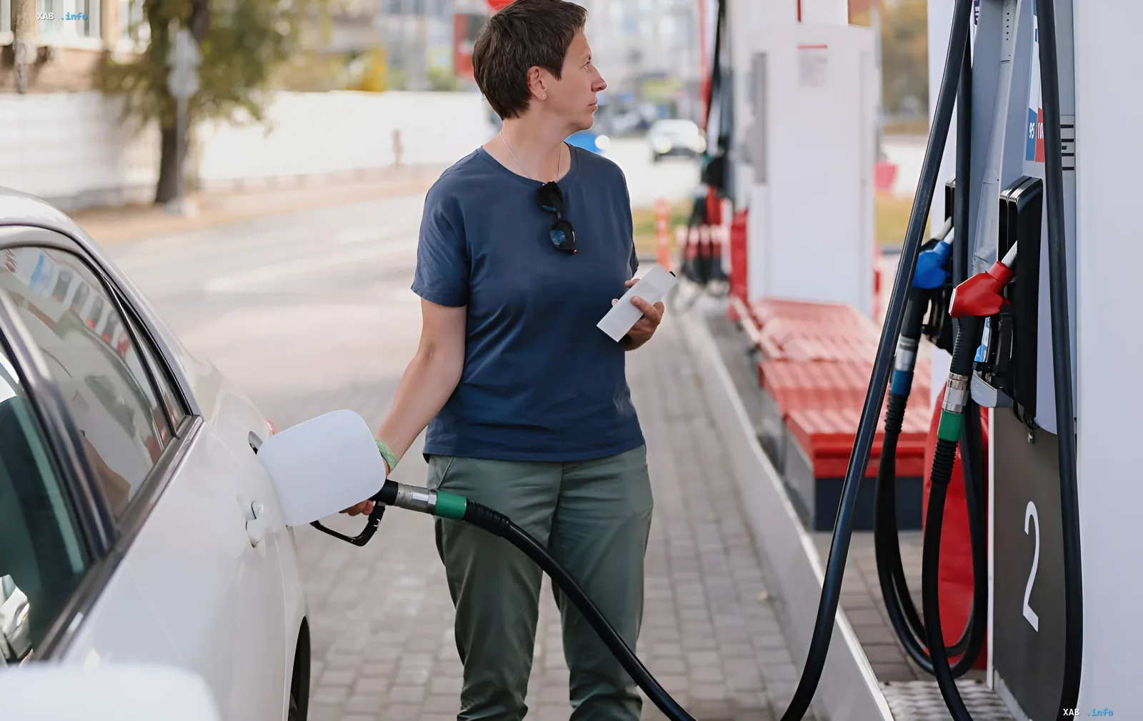 Tanken an einer Tankstelle in Kiew: Kunde mit Beleg an der Zapfsäule vor dem Hintergrund eines stabilen Kraftstoffmarkts