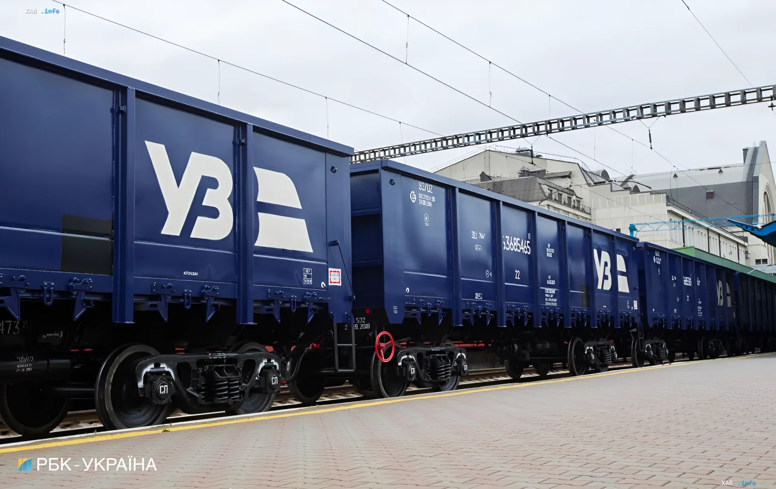 Blue UZ covered freight wagons at a station: rising rail tariffs and logistics costs drive up apartment prices